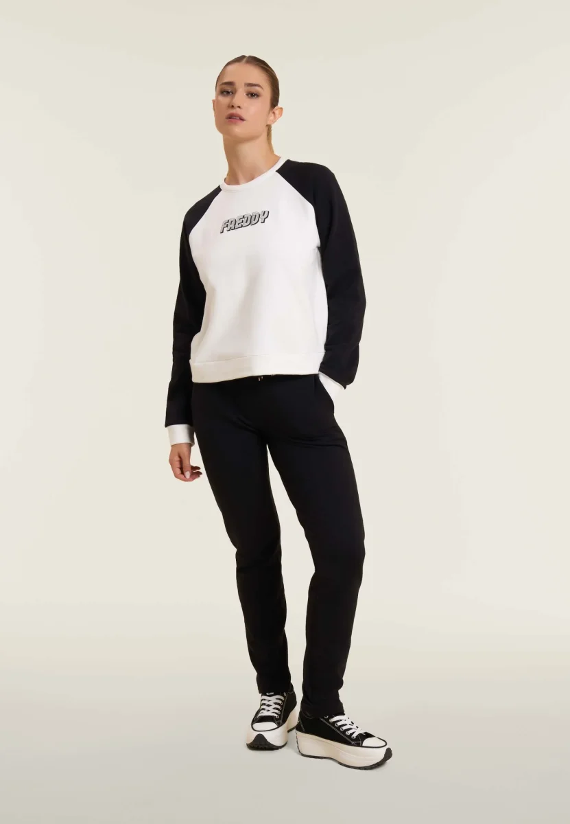 Felpa cropped bicolore con maniche raglan – Bild 3