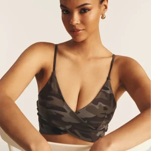 Top cropped fantasia camo con incroci frontali